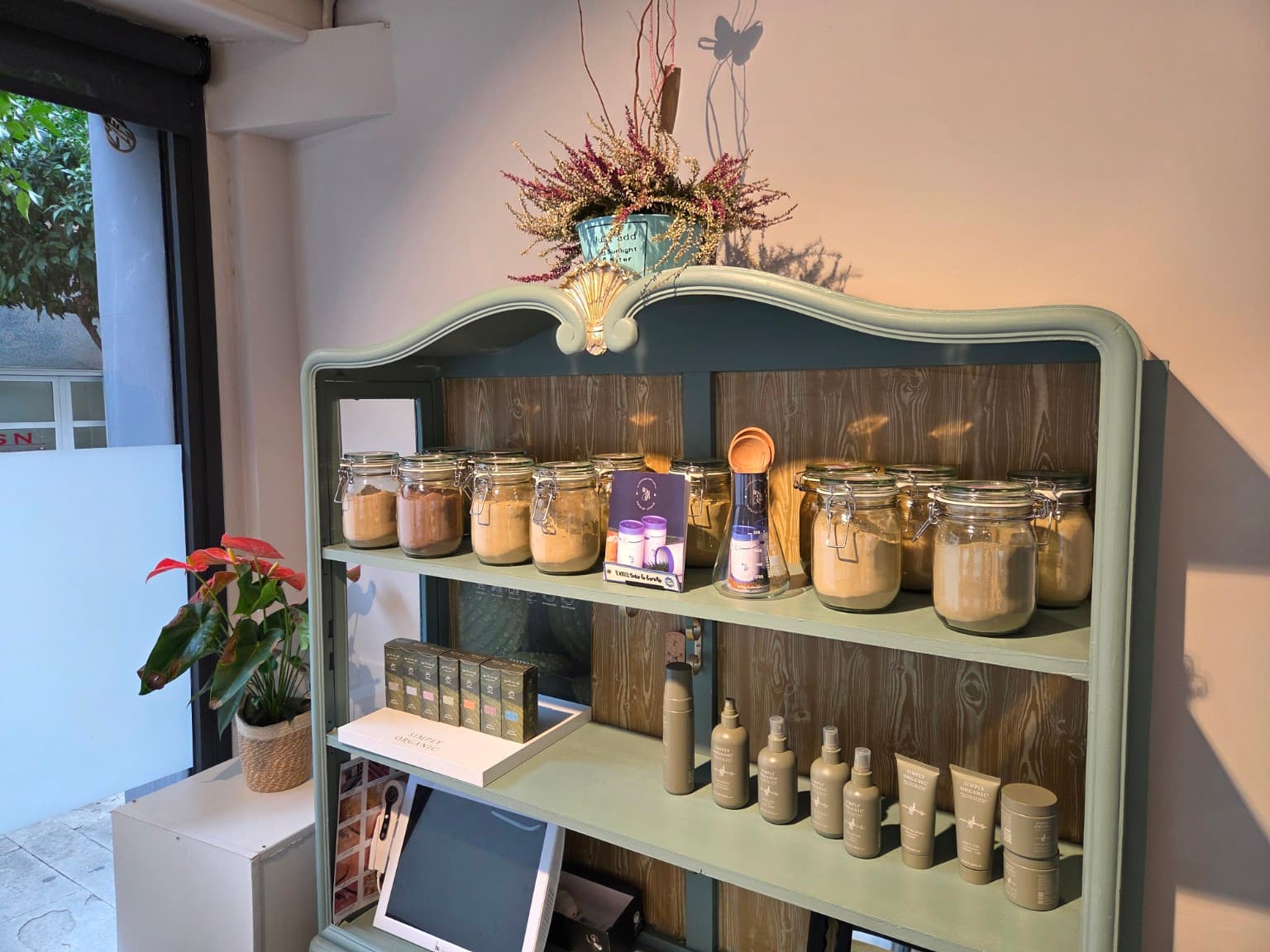 Aparador vintage con botes de plantas y productos Simply Organic en Gio Studio