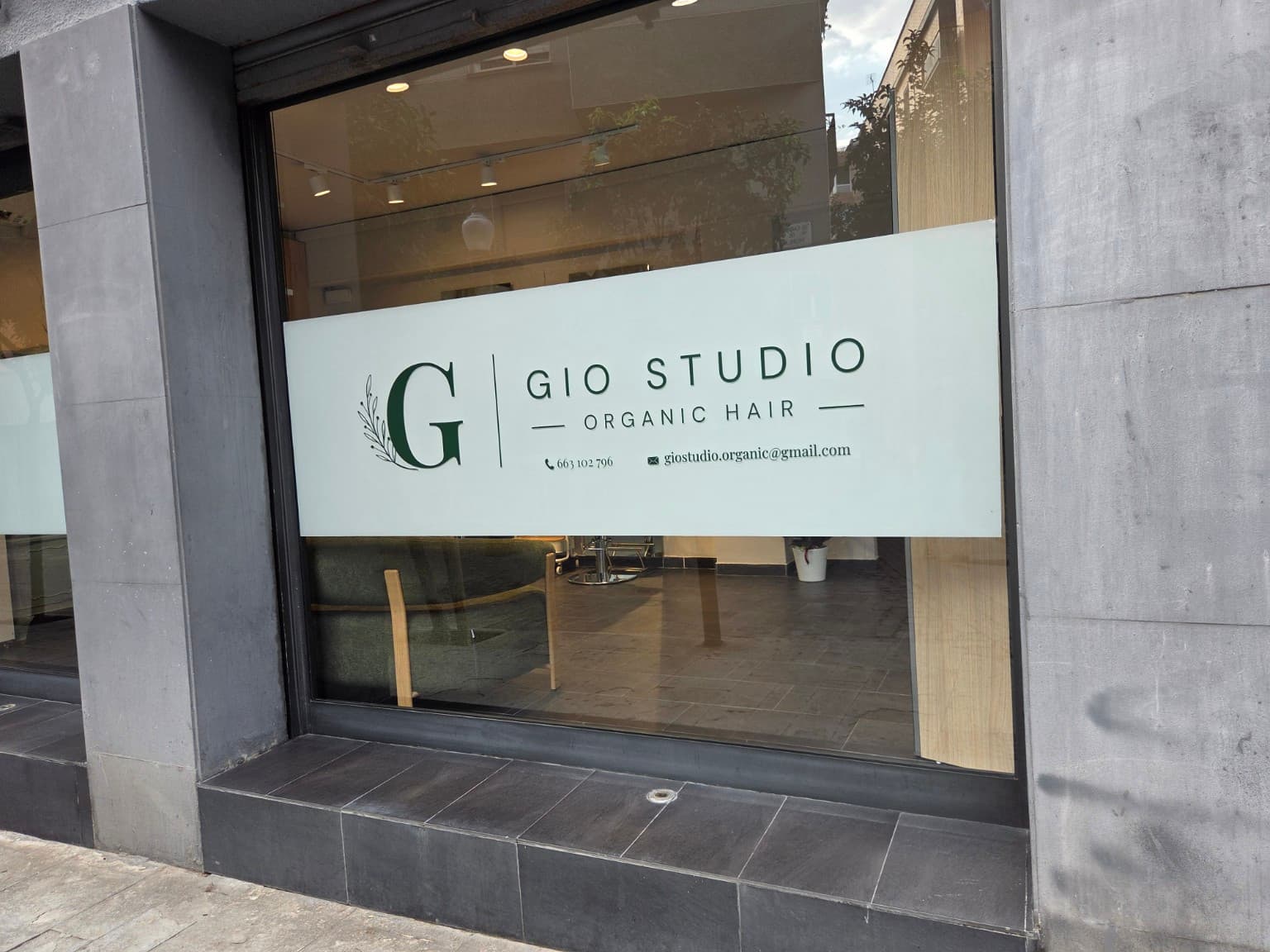 Fachada de Gio Studio Organic Hair en Carrer de Monlau 47, Barcelona