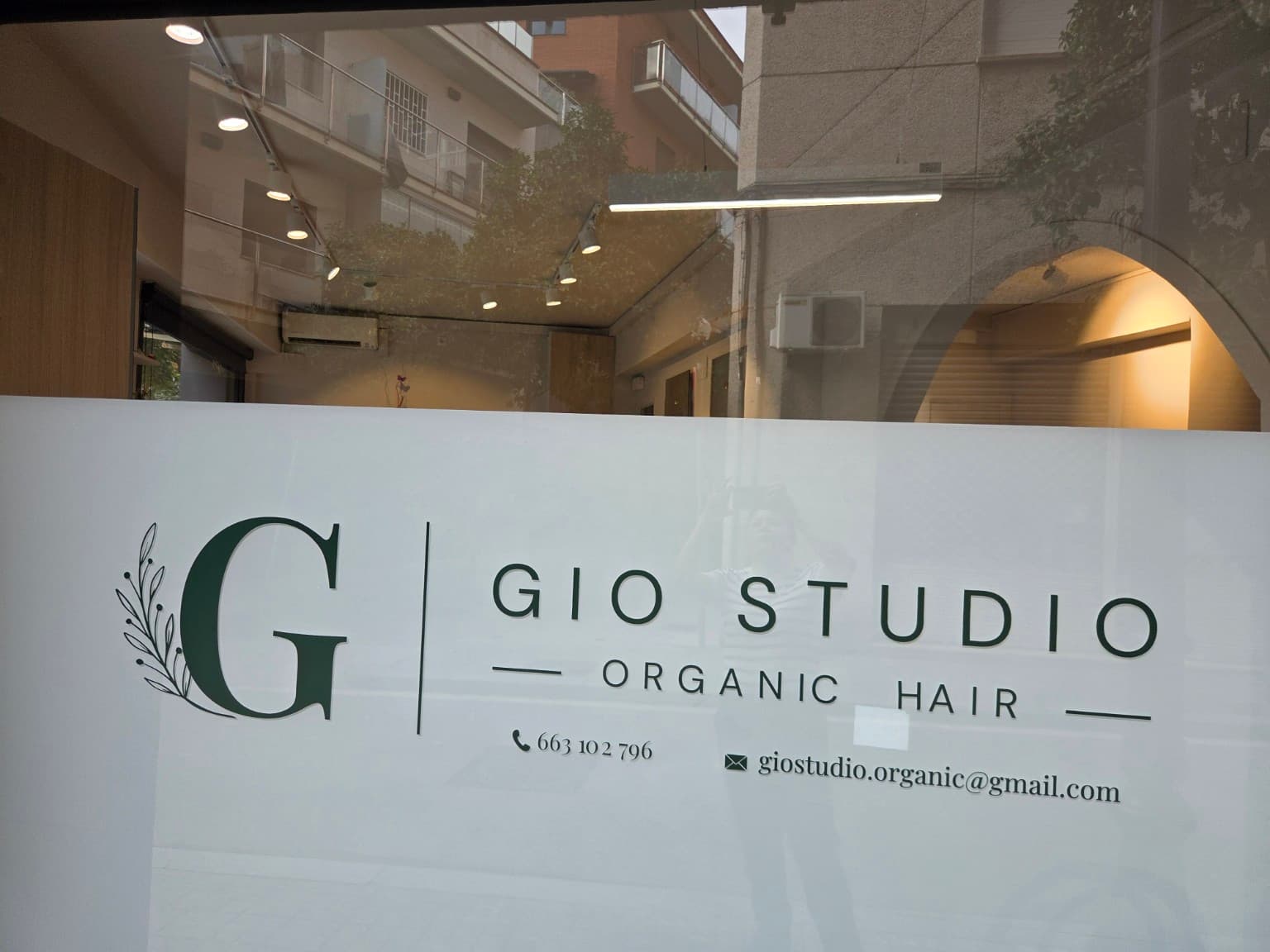 Logotipo de Gio Studio en el escaparate