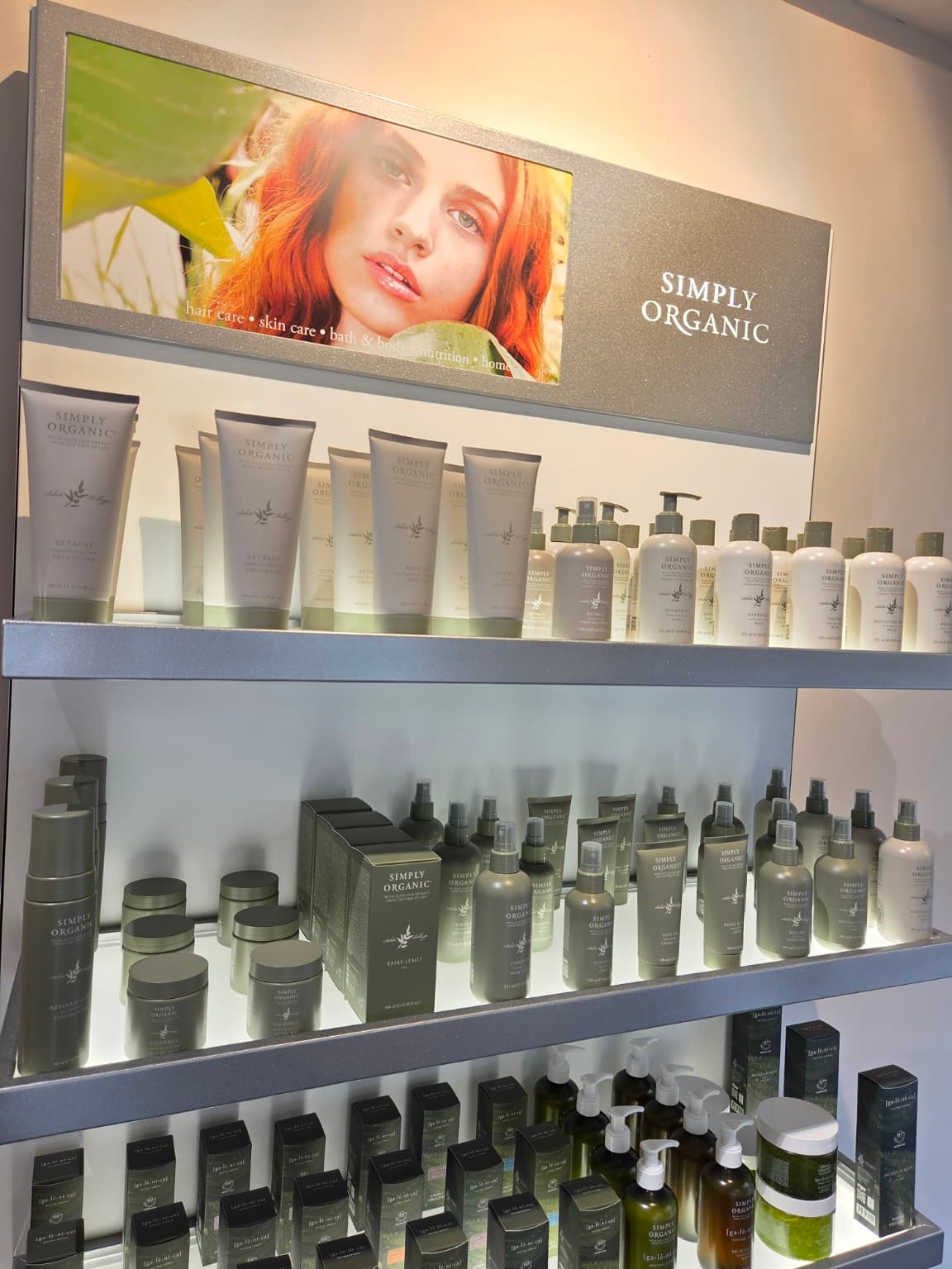 Estantería con productos Simply Organic en Gio Studio, peluquería orgánica de Barcelona